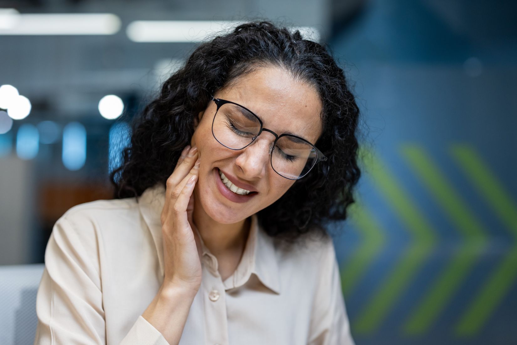 what to do before an emergency dentist in arlington examines your broken tooth